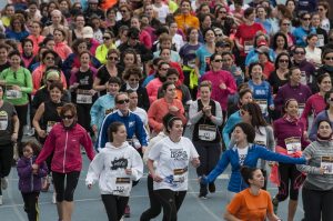 Mujeres corriendo en las pistas de atletismo del Estadio del Turia