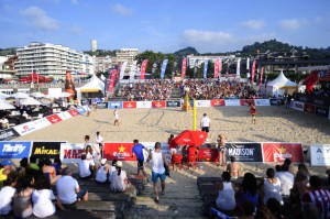 El Madison Beach Volley Tour ya está en marcha y Valencia forma parte del increíble recorrido de esta temporada. Nadie va a querer faltar a la cita de la ciudad del Turia, del 2 al 5 de julio, en la archiconocida Playa de la Malvarrosa. La popular playa se va a transformar durante cuatro inolvidables días para mostrar toda la emoción del vóley playa. Valencia será por primera vez sede del mayor espectáculo del verano y los aficionados podrán disfrutar con los mejores jugadores sobre la arena.  Tras el éxito de las dos últimas ediciones, el Circuito Nacional afronta una tercera temporada de crecimiento, con montajes aún más espectaculares, más diversión, los mejores jugadores preparados para ser los protagonistas en la arena y las cheerleaders con ganas de demostrar que ellas también son parte de la fiesta. Más de 4.000 metros cuadrados de montaje en cada sede garantizan a los espectadores vivir una experiencia única.  Todo comenzará en Barcelona, del 28 al 31 de mayo. La Ciudad Condal se vestirá de gala para acoger el estreno de la temporada en Moll de la Marina, una playa muy cercana a la popular Barceloneta. . Los I Internacionales de Barcelona serán muy especiales, ya que formarán parte del circuito WEVZA, perteneciente a la Confederación Europea de Volleyball. Al ser un torneo internacional, los jugadores accederán con el los puntos FIVB (Federación Internacional de Voleibol), lo que asegura la presencia de grandes parejas. Es la prueba perfecta para que el Madison Beach Volley Tour dé los primeros pasos de lo que será un viaje inolvidable.  Tras Barcelona, el Madison Beach Volley Tour aterrizará en la prueba clásica, los Internacionales de Laredo que este año cumplen su tercera edición. Del 23 al 26 de julio, la localidad cántabra volverá a acoger una prueba que destaca tanto por la impresionante acogida que tiene entre el público como por los jugadores internacionales que la escogen dentro del calendario.  También repetirá Tarragona 2017 tras el éxito que cosechó la pasada temporada. La playa de l’Arrabasada volverá a ser el punto neurálgico de la ciudad durante cuatro días, del 6 al 9 de agosto, en una cita que va a convertirse en un clásico del calendario.  El Campeonato de España de Fuengirola cierra por tercer año consecutivo el calendario. Del 27 al 30 de agosto, la Reserva del Higuerón verá en la arena a los mejores jugadores de España peleando por el título nacional. Un espectáculo que cerrará la aventura 2015 del Madison Beach Volley Tour.  El Circuito Nacional repite sede en Laredo, Tarragona y Fuengirola, lo que demuestra la consolidación del circuito, e incorpora este año Barcelona y Valencia en su incansable lucha por llevar el vóley playa a todos los rincones. Y es que la emoción regresa de la mano del Madison Beach Volley Tour.