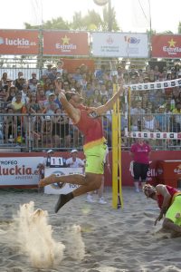 Jugadas espectaculares de voley playa en La Malvarrosa