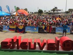 Espectacular ambiente momentos antes de la salida de La Vuelta 2015 en Valencia