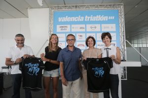 La Marina Real acoge la sexta edición de un Valencia Triatlón de marcado carácter popular