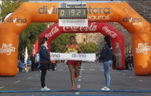 El marroquí, que ha cruzado el arco de meta en un tiempo de 19:21, se ha impuesto a Mohamed Ayman Stitou