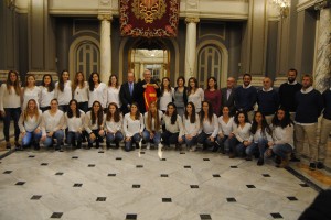 El alcalde Joan Ribó recibe a la selección femenina de Hockey deseándoles suerte para Río 2016