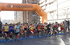 Cerca de 4.900 corredores cruzan la meta de la III Carrera Redolat en las pistas del Estadi del Turia