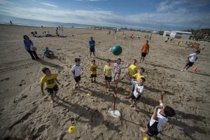 La VII MiniOlimpiada y las Escuelas Deportivas de Balonmano reúnen a 800 alumnos en la Malvarrosa