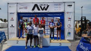 1.000 triatletas compiten en La Malvarrosa en la Copa de España de Media Distancia