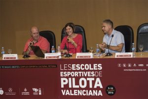 Éxito de participación en las Jornadas Técnicas “Les Escoles Esportives de Pilota Valenciana”. La regidora, Maite Girau en un momento de la clausura