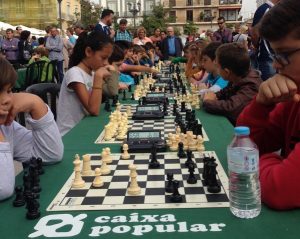 Más-de-un-centenar-de-niños-y-niñas-disfrutaron-del-ajedrez-en-la-zona-de-juego.