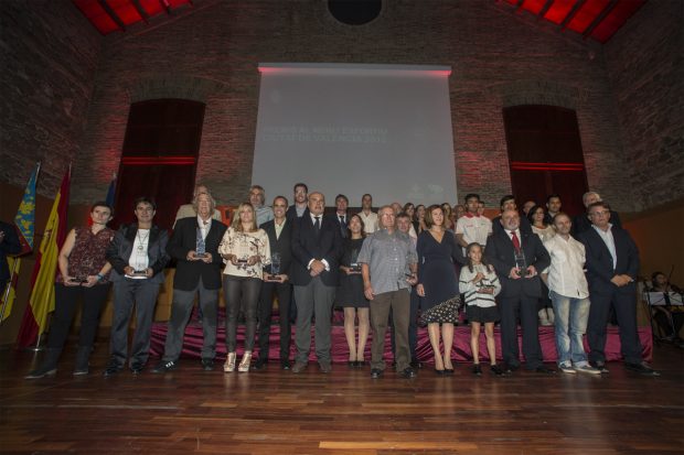 El salón de actos del Complejo Deportivo Cultural Petxina se llenó ayer por completo, reuniendo a más de 300 personas, para celebrar la gala de entrega de trofeos de los Premios al Mérito Deportivo Ciutat de València. Año 2016