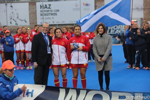 La concejala, Maite Girau, con las ganadoras