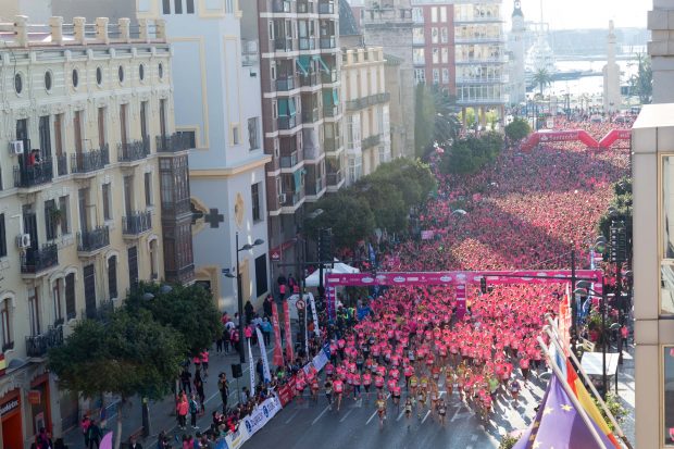 La Carrera de la Mujer inunda de una 'Marea Rosa' Valencia