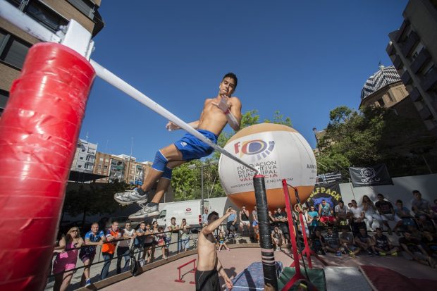 Haz deporte al aire libre, practica la calistenia