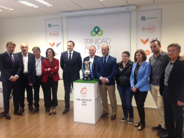 Foto de familia en la presentación de la final de la copa