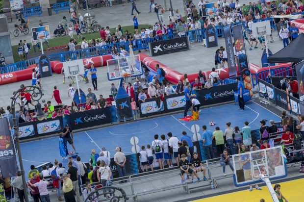 El Plaza 3×3 Caixabank llenarán de baloncesto la Plaza del Ayuntamiento de 10:00 a 18:00h. potenciando los aspectos lúdicos y educativos de este deporte en una actividad de acceso libre y gratuito previa inscripción.