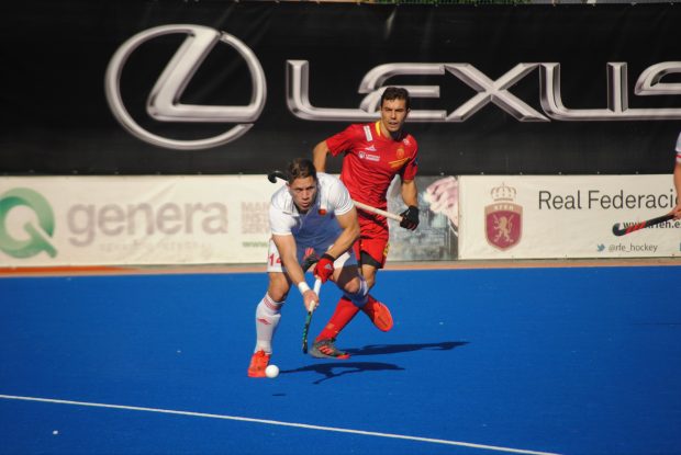 Dos jugadors d'hoquei durant un partit.