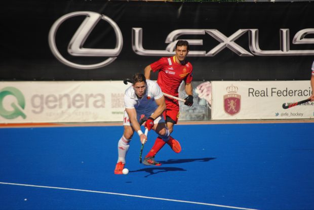 Dos jugadores de hockey durante un partido.