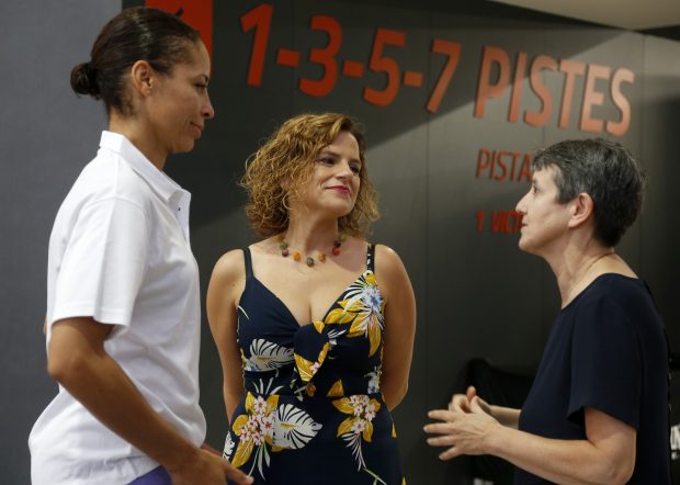 Durant la visita de Pilar Bernabé a l'Alquería del Bàsquet. 