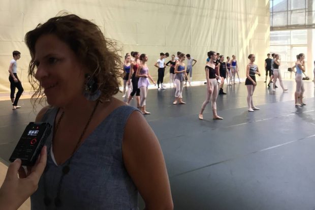 La regidora d'Esports, Pilar Bernabé, ha visitat este matí el X Campus Internacional de Dansa de València, que es desenvolupa des de dilluns passat a les instal·lacions del Centre Esportiu-Cultural La Petxina
