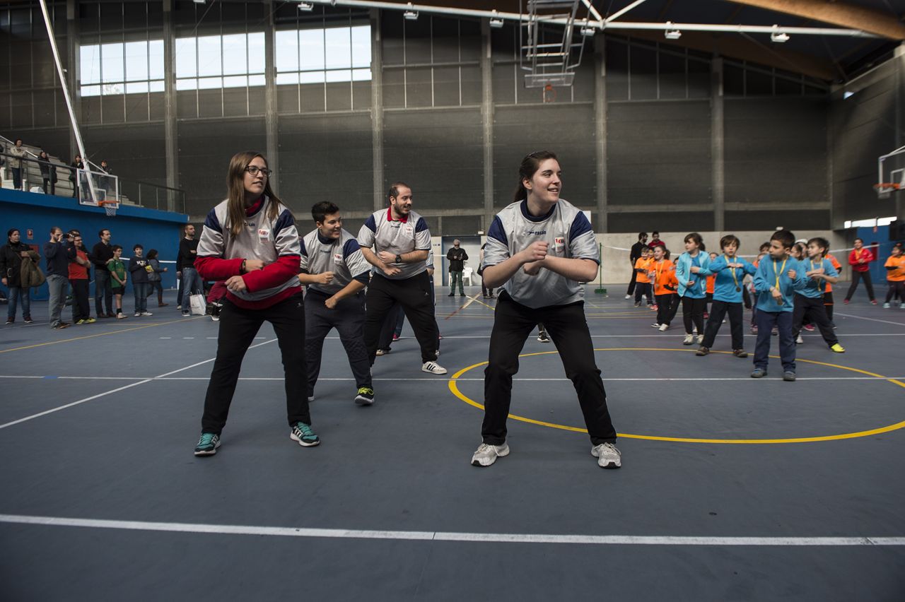 La comisión deportiva, formada por entidades del barrio y la Fundación Deportiva Municipal, ofrecen más de 10 deportes y otras actividades recreativas durante estos días en el Polideportivo Municipal