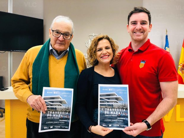 La concejala de Deportes, Pilar Bernabé, acompañada del presidente de la Federación de Natación de la Comunidad Valenciana, Marco Ribera, y del presidente de ASPANION, Jesús María González Marín, ha presentado hoy la primera edición de la Travesía de Navidad Ciudad de València