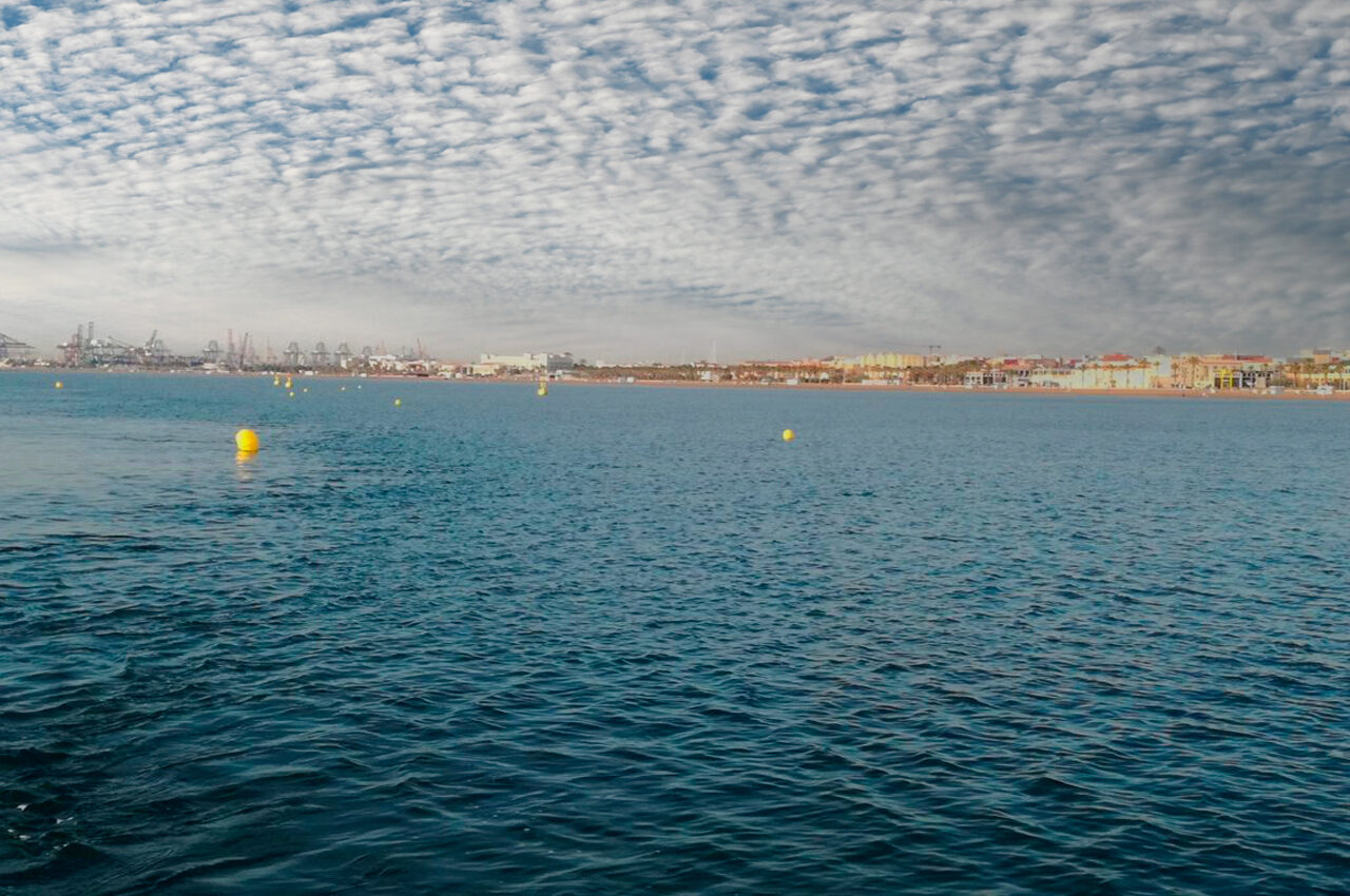 El Ayuntamiento refuerza la seguridad de nadadores y nadadoras con un canal de natación a 200 metros en las playas urbanas durante todo el año. Este canal y el que hay a 500 m. se mantendrán durante todo el año y se solicitará a Demarcación de Costas cada año su continuidad.