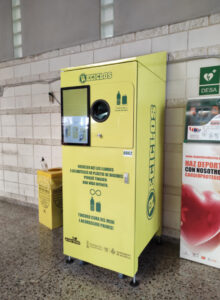 Les instal·lacions esportives municipals incorporen màquines que recompensen el reciclatge de plàstic