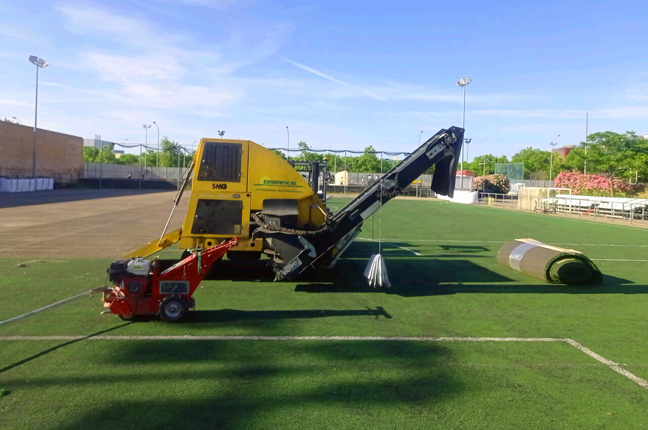 La Fundació Esportiva Municipal (FDM) ha renovat la gespa artificial de 15 pistes esportives de 5 poliesportius municipals 