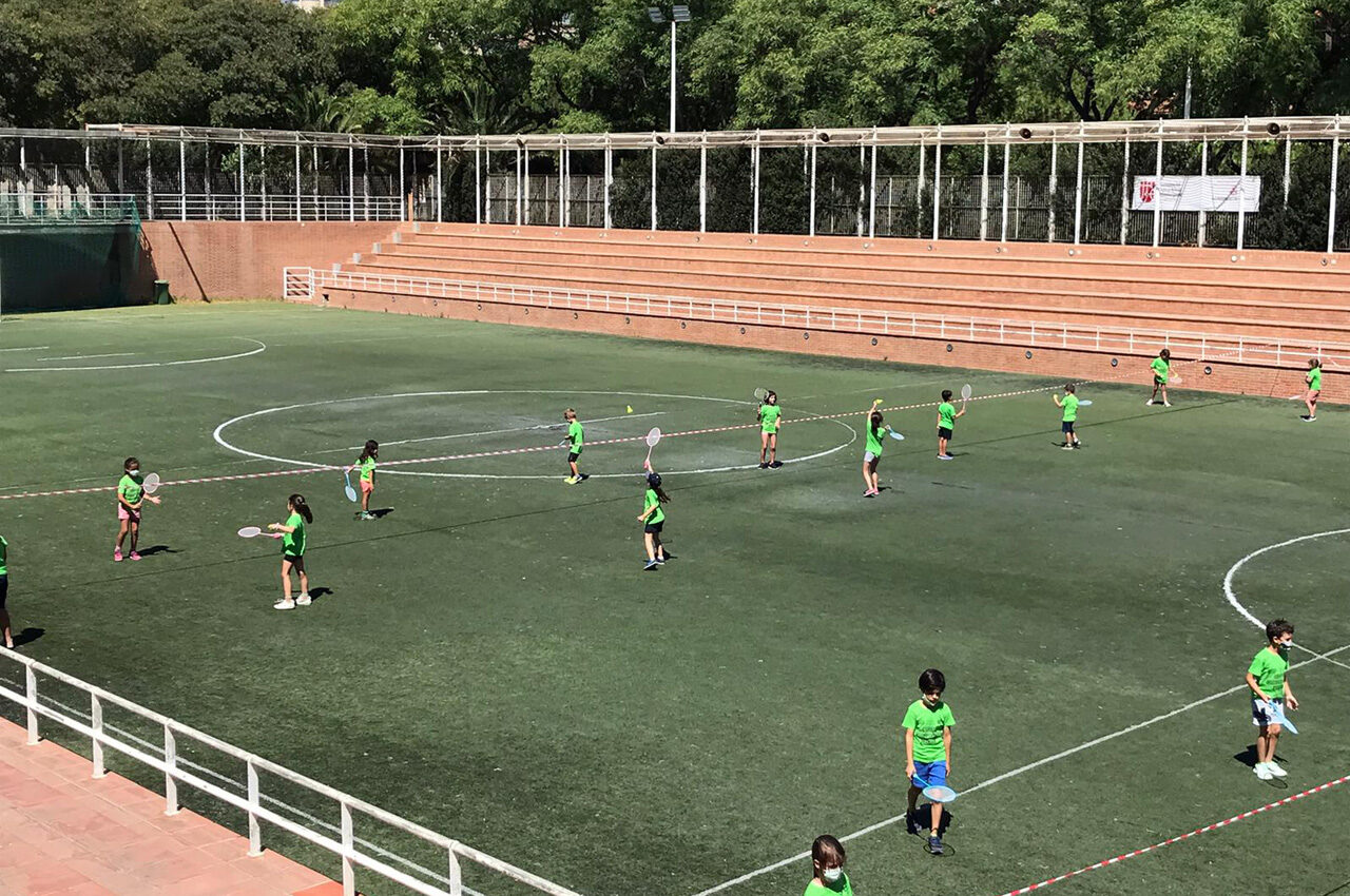 Baloncesto, bádminton, hockey, karate, waterpolo… Casi 6.000 niñas, niños y jóvenes de València disfrutan ya de los campus de verano organizados por la Fundación Deportiva Municipal.