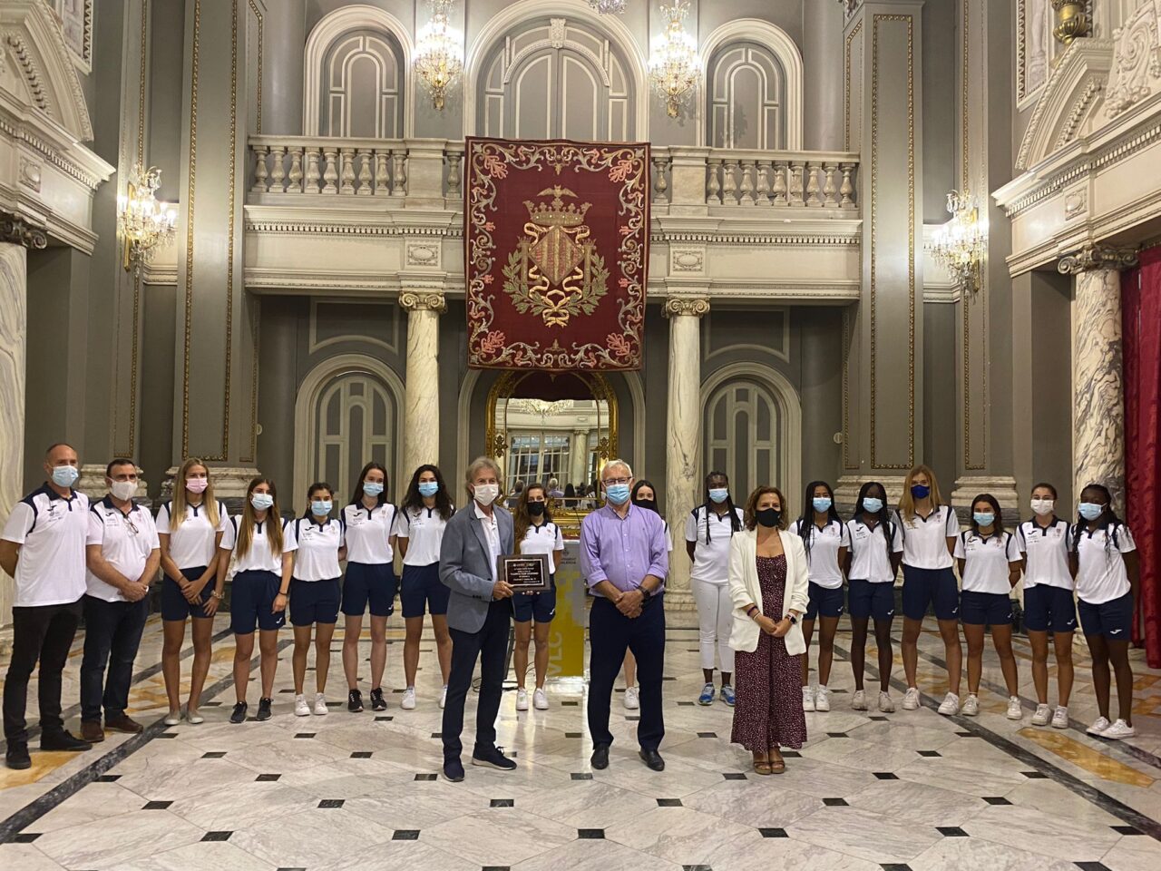 El Ayuntamiento de València recibe a las atletas Valencia Club de Atletismo . Las deportistas se proclamaron en el mes de mayo Campeonas de España Sub-20