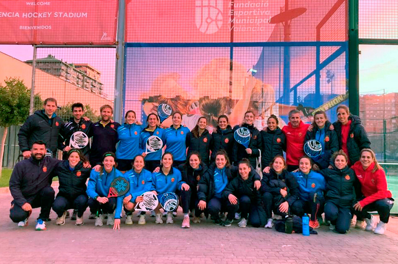 Las Redsticks disfrutan de las instalaciones del polideportivo Virgen del Carmen-Beteró