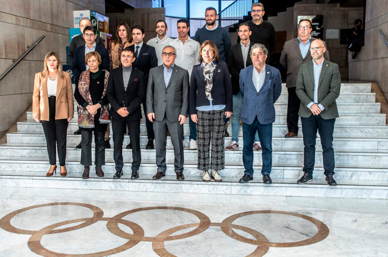 El presidente de la Federación Española de Triatlón José Hidalgo recibió a los Alcaldes, Concejales y Directores de Deportes de las sedes de las competiciones nacionales e internacionales en España, acompañado de la presidenta de la World Triathlon Marisol Casado y el presidente del COE Alejandro Blanco.