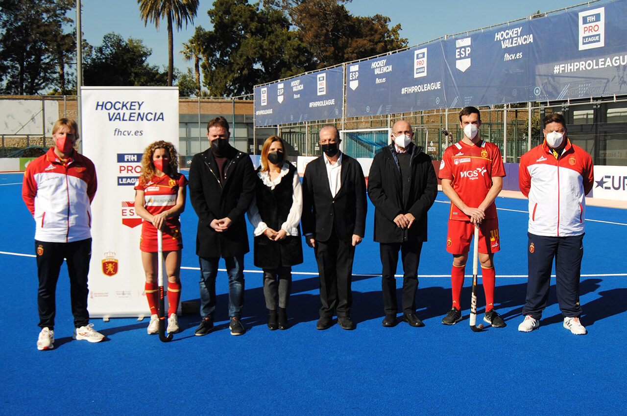 Este jueves, la Federación de Hockey de la Comunidad Valenciana presentó la FIH Pro League 2022. Valencia volverá a convertirse en la capital del hockey mundial y, por primera vez, tendrá a las dos selecciones absolutas españolas compitiendo en el torneo internacional