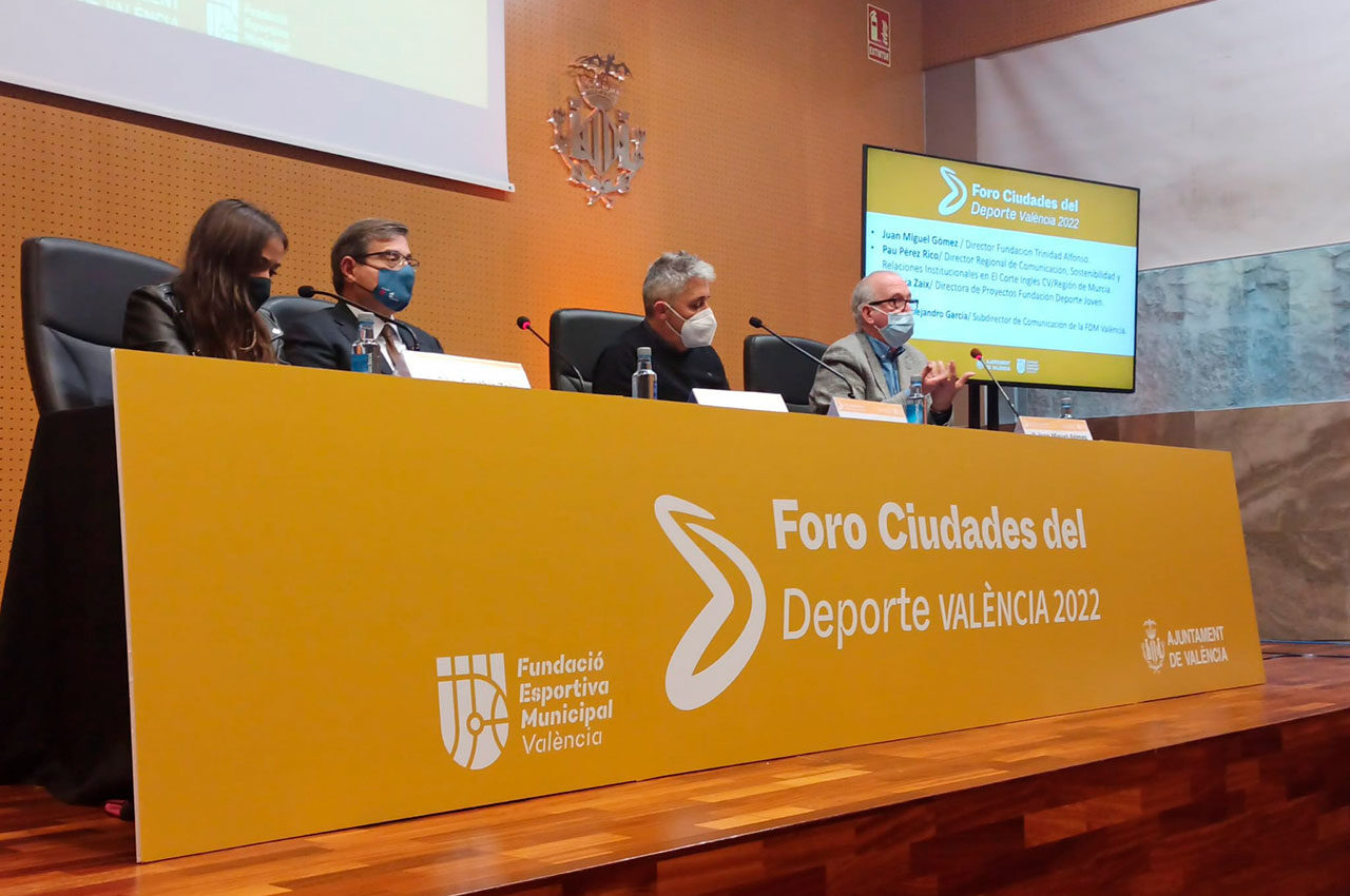 En la jornada de hui s'ha debatut sobre deporte femení, ajudes municipals i col·laboració públic privada i han participat més de 20 ciutats espanyoles