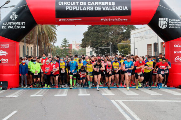 La 3ª Volta a Peu Runners Ciutat de València se impone al mal tiempo