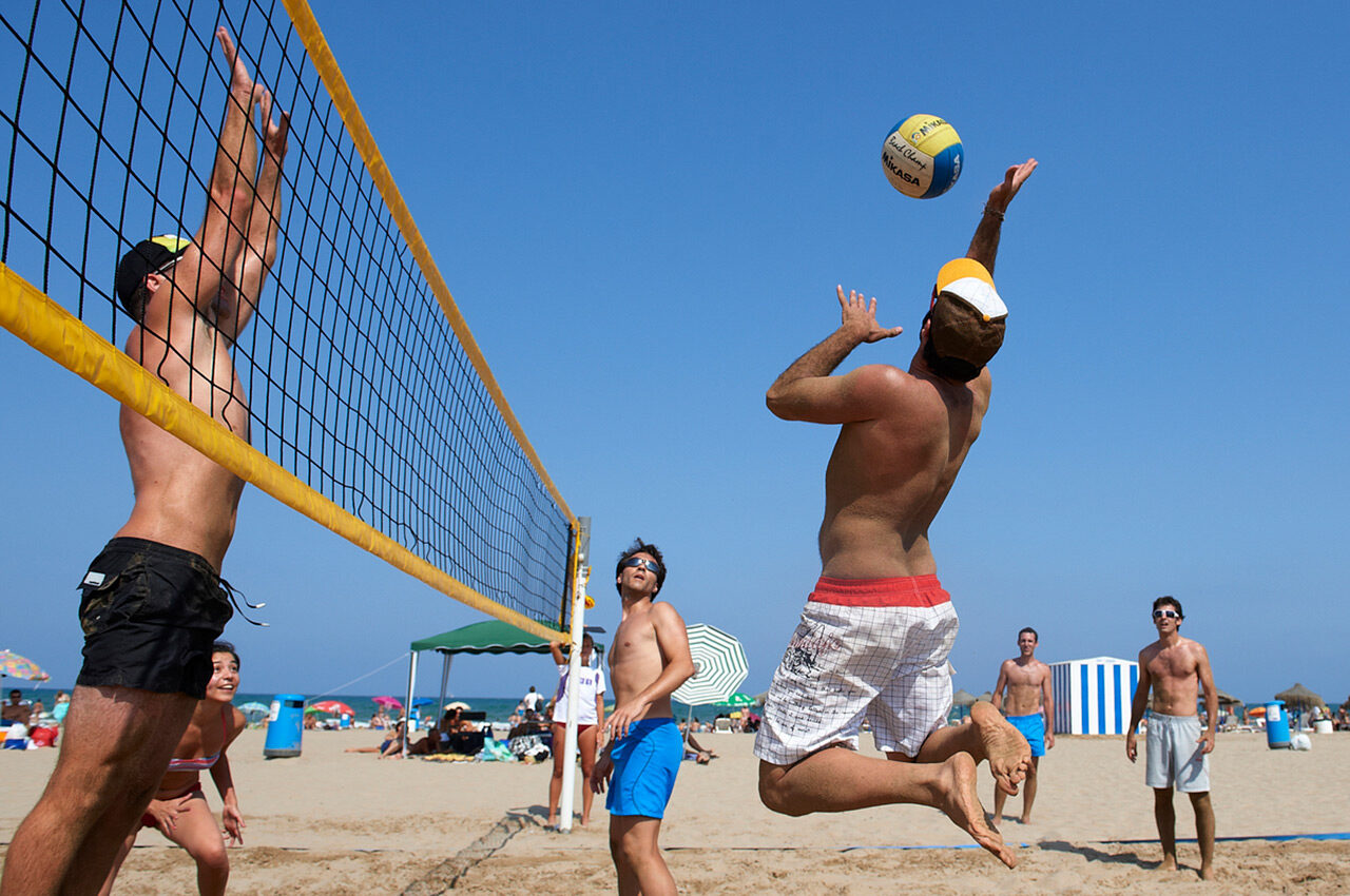 Las redes de voleibol visten la Playa de la Malvarrosa en la XII edición del Open la Malva