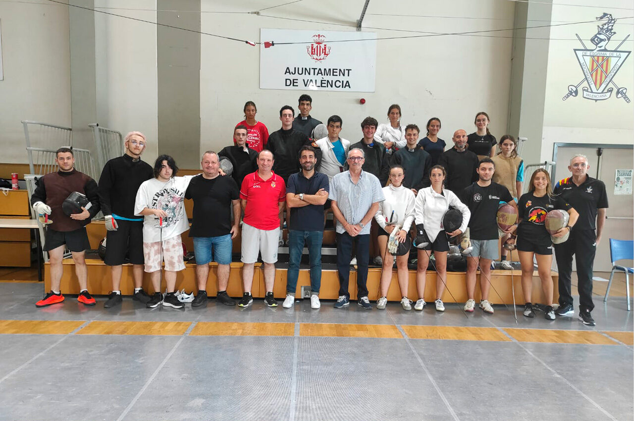 La ciudad acoge, por primera vez, a 20 futuros maestros de esgrima en el Polideportivo de Benimaclet del 1 al 26 de agosto