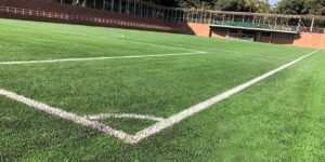 La Fundación Deportiva Municipal renueva el césped del campo del Estadi del Túria del Tram III