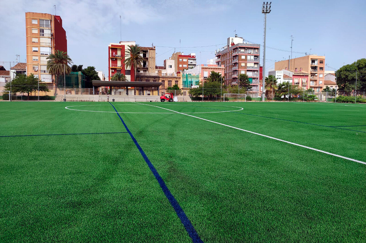 La Fundación Deportiva Municipal renueva el césped y la iluminación del Campo de Fútbol Dr. Lluch