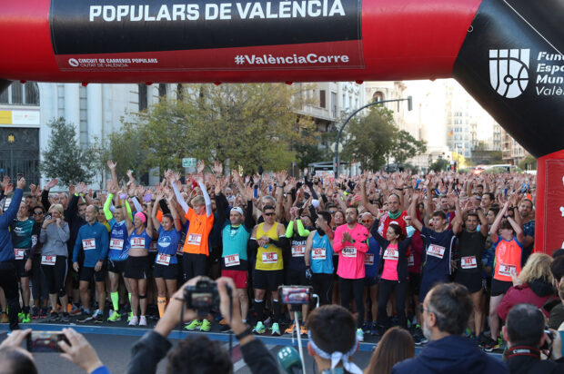 La ‘Volta a Peu de les Falles’ posa la guinda final al Circuit de Carreras Populars de València