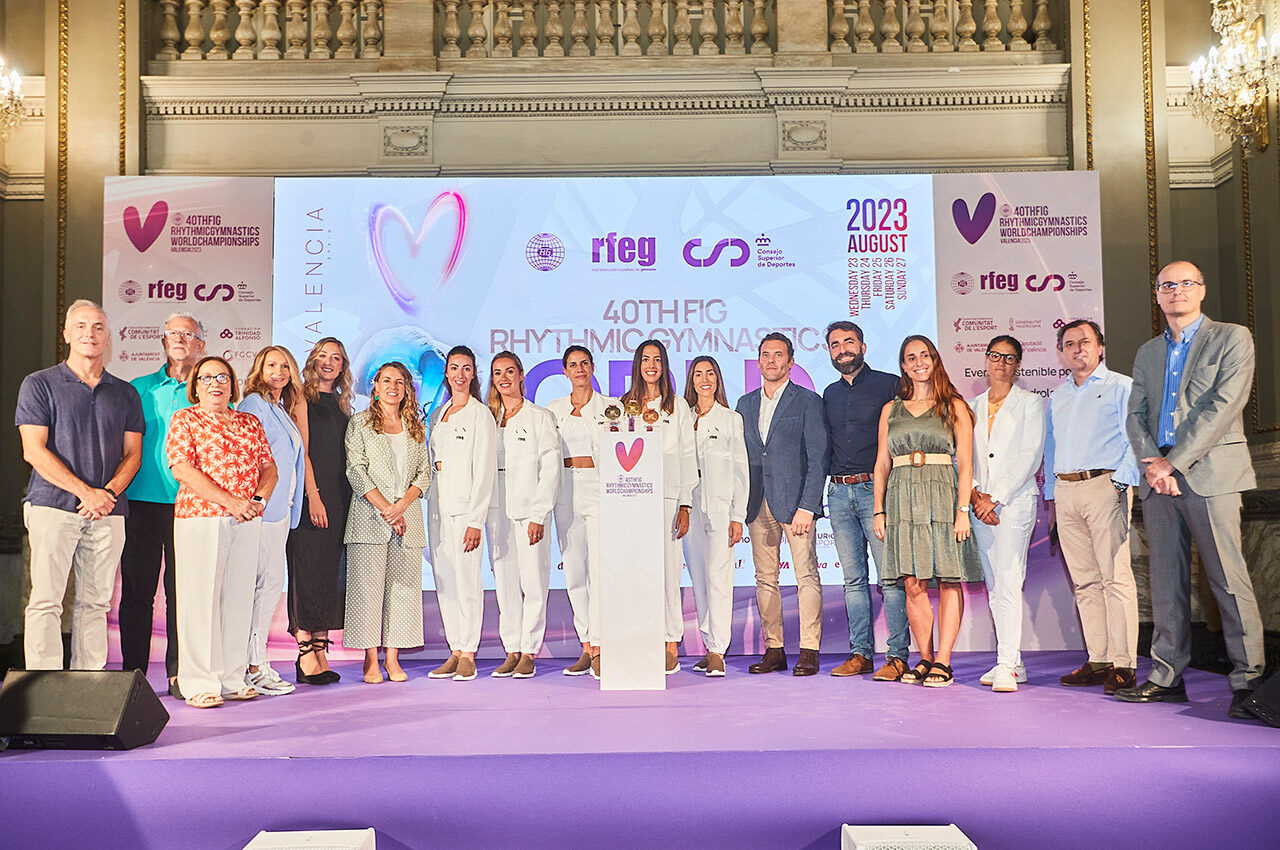 El Salón de Cristal del Ayuntamiento ha acogido la presentación del cartel y las medallas con la asistencia de las embajadoras del Campeonato del Mundo Valencia 2023