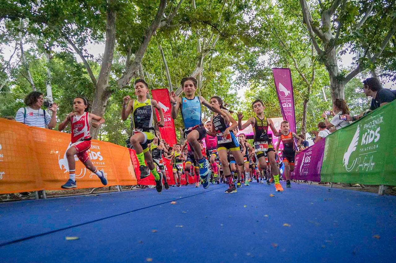 Las pruebas para deportistas de categorías alevín e infantil, de 10 a 13 años, compartirán recorridos en Marina Valencia con la Copa del Mundo de Triatlón