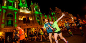 Más de 9.000 corredores tomarán las calles de la ciudad este sábado por la noche con la 15K Nocturna FibraValencia