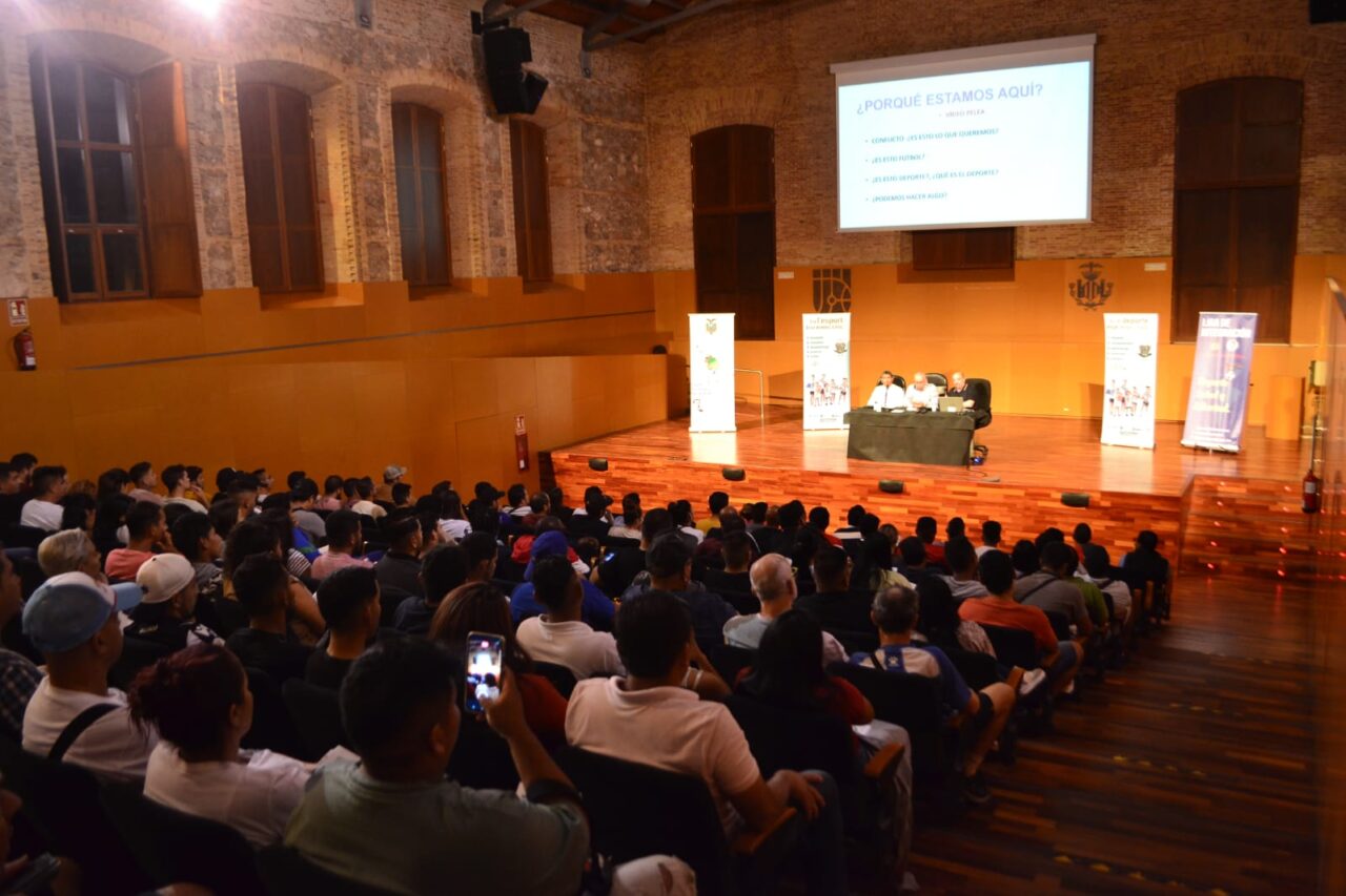 L'acte va instruir als responsables dels més de 140 equips compostos per immigrants de la ciutat de València que participen cada cap de setmana en els camps de futbol municipals