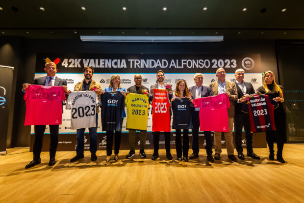 Els representants dels clubs esportius d'elit de la Comunitat Valenciana i de l'organització de la prova van mostrar un any més el seu suport a la Maratón València Trinidad Alfonso 2023