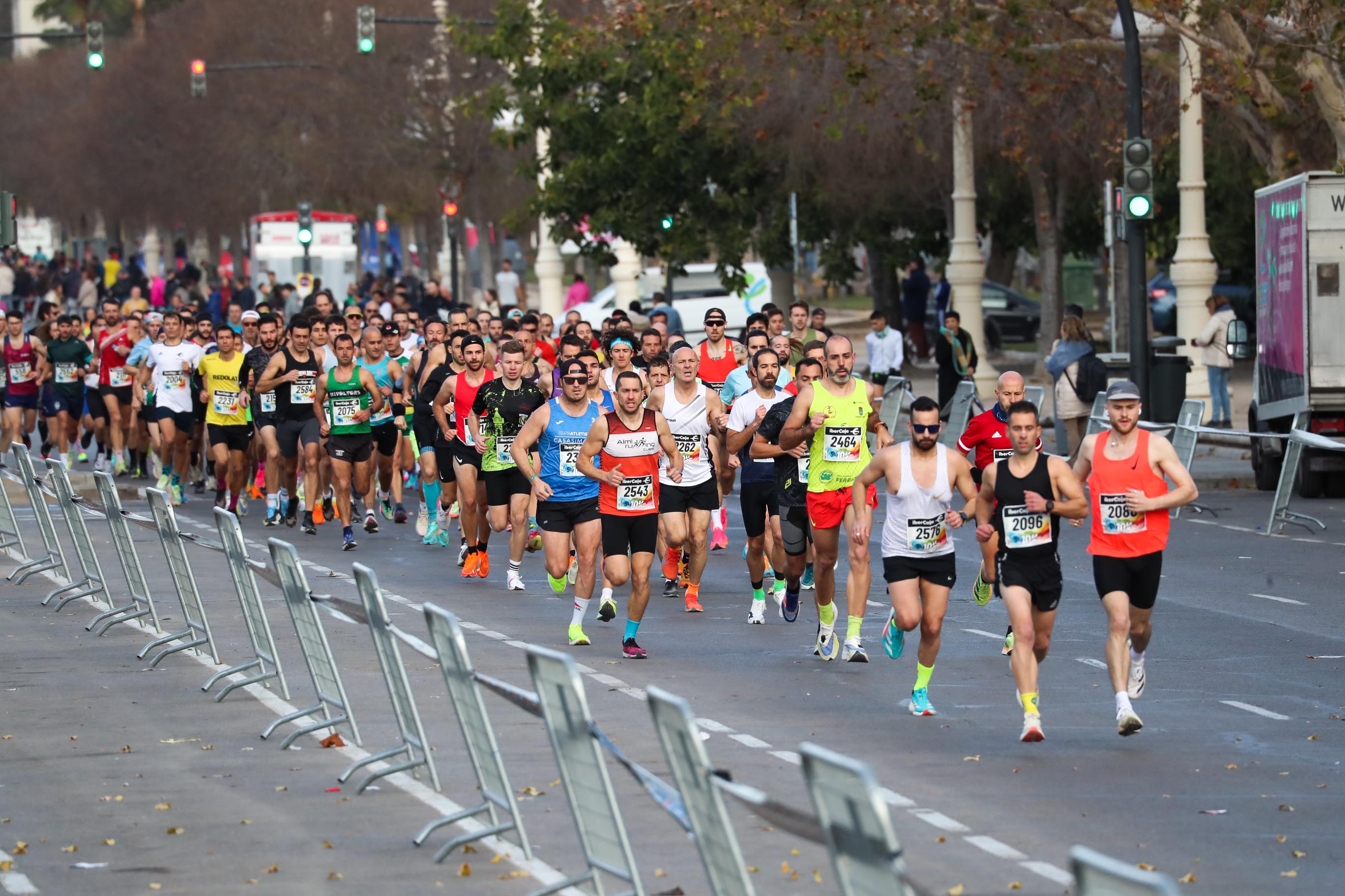 Miles de atletas populares iniciaron el recorrido por las calles de Valencia al ritmo del ¡Hu-ha!, de Chimo Bayo.