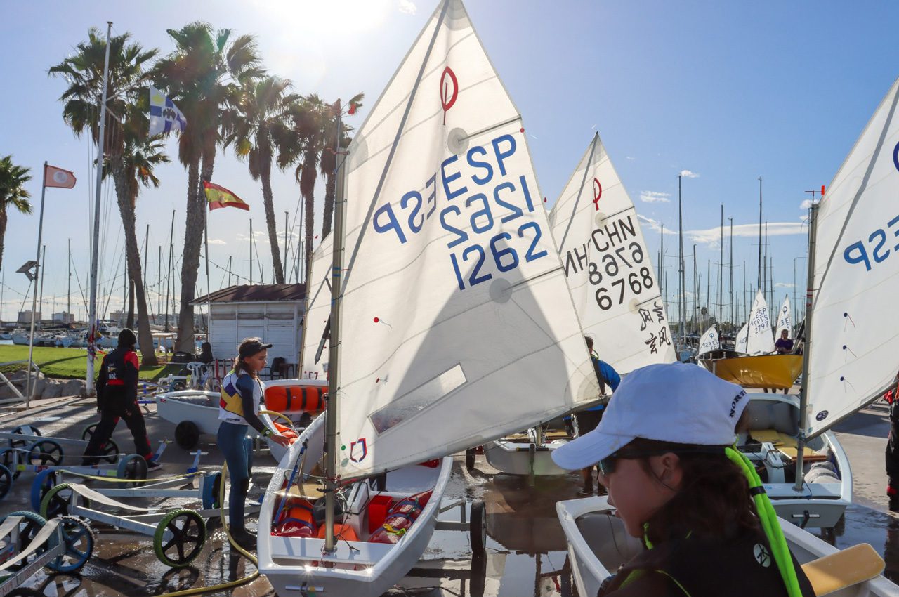 València acull a les millors flotes Optimist en la Optiorange 2024