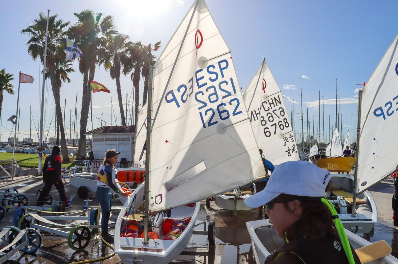 Valencia acoge a las mejores flotas Optimist en la Optiorange 2024