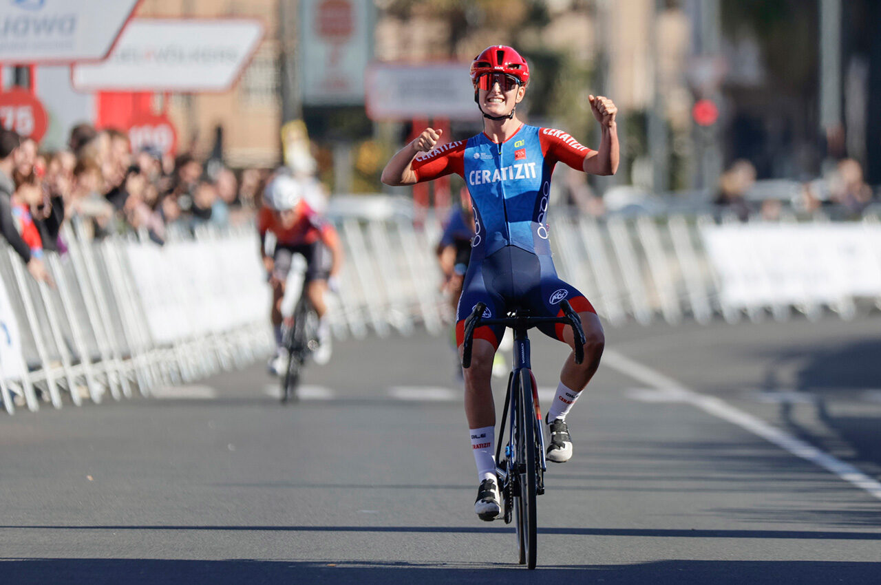 El Tinglado 2 de la Marina de Valencia fue la línea de meta de la última etapa de la 75 VCV y la 6ª VCV Féminas Gran Premio Tuawa