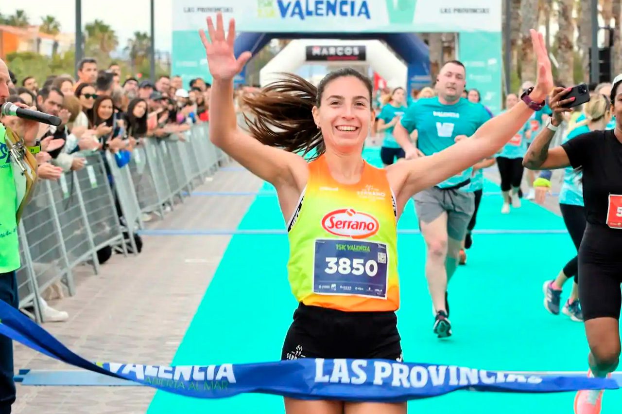 Els atletes valencians del Serrano Club d'Atletisme s'imposen en la carrera pel Passeig Marítim de la ciutat