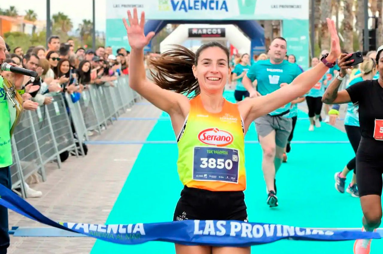 Los atletas valencianos del Serrano Club de Atletismo se imponen en la carrera por el Paseo Marítimo de la ciudad